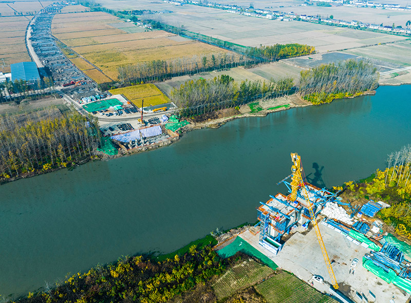 3、跨通榆河特大橋東主墩下部結(jié)構(gòu)施工結(jié)束，并完成制箱梁節(jié)段2個(gè)；西主墩樁基全部完成，即將開(kāi)始承臺(tái)施工.jpg