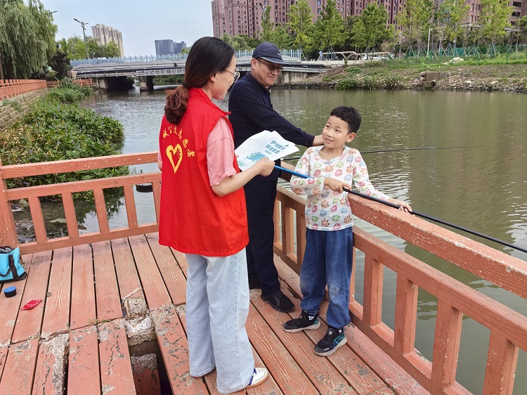 7月19日，三分公司黨支部組織黨員志愿者走進金水灣社區(qū)開展以“志愿服務(wù)進社區(qū)  護河愛水齊參與”為主題的環(huán)境保護志愿服務(wù)活動，用實際行動幫助社區(qū)做好轄區(qū)內(nèi)河道的環(huán)境衛(wèi)生整治工作。4.jpg